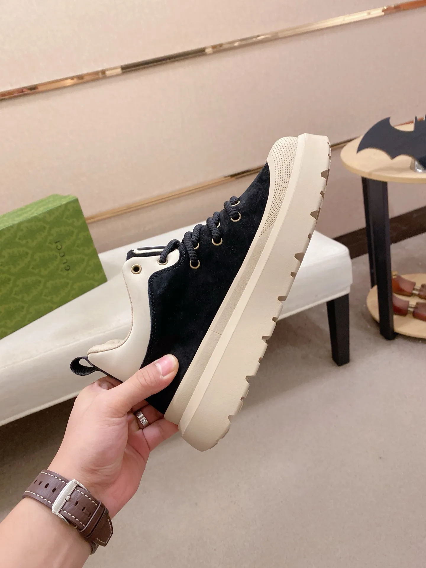 Men's men's shoes 💰 462💰🇮🇹🇮🇹GUCCI (Gucci) top 🔍🔍 new models are on sale at the same time at the counter. The uppers 🇮🇹 are imported from Italy and are made of top-grain cowhide. Fully imported genuine leather lining 💪💪, completely 1⃣️ to 1⃣️ replica 🇮🇹💪💪, ⚠ sole: original sole provided by the original factory, exclusive movable molded sole super comfortable, ⚠ original factory follow-up, 🔍🔍 high quality, you can go in and out of the counter at will, welcome to compare⚠. Code number:38-44
